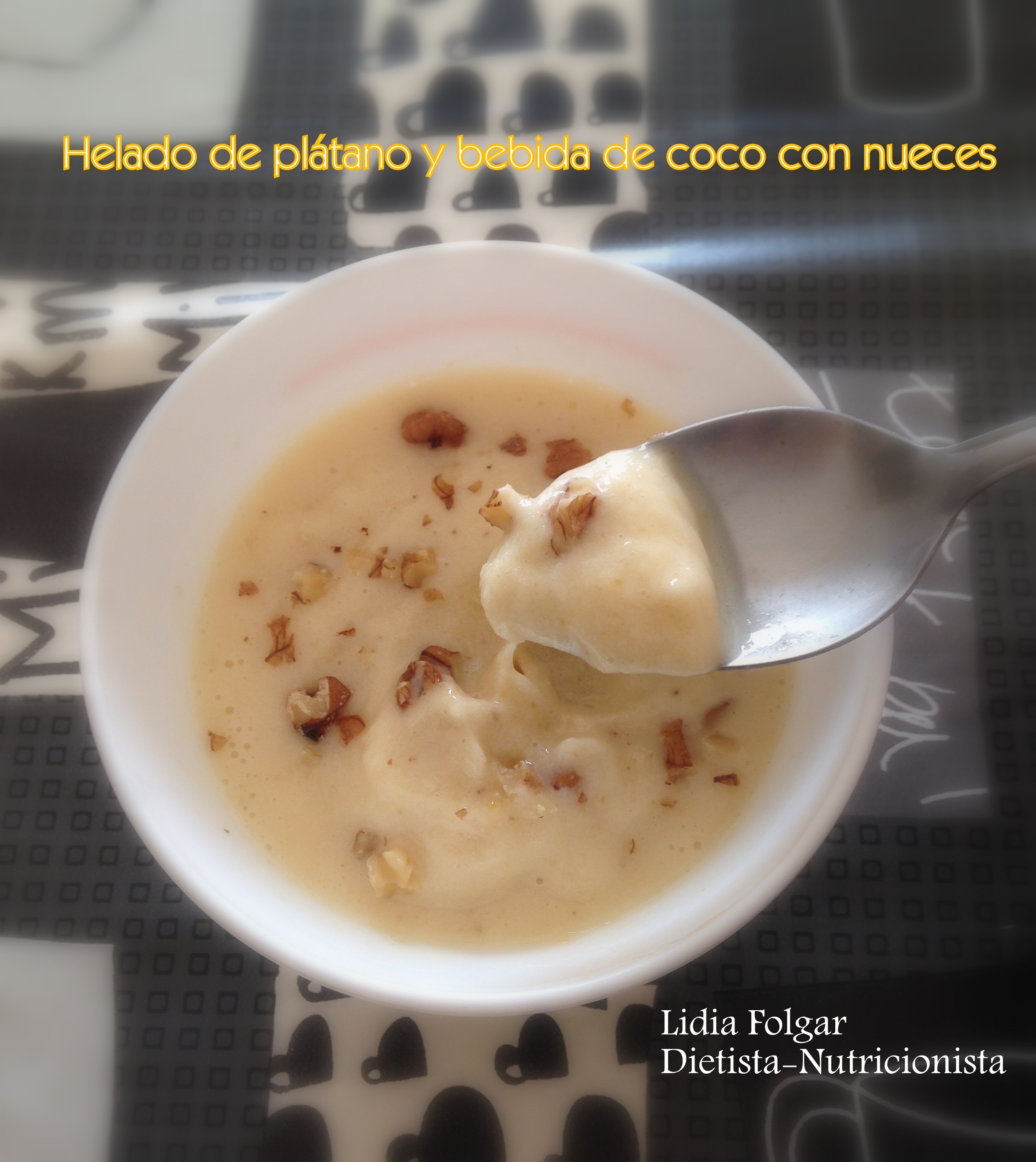 Helado de plátano y bebida de coco con nueces