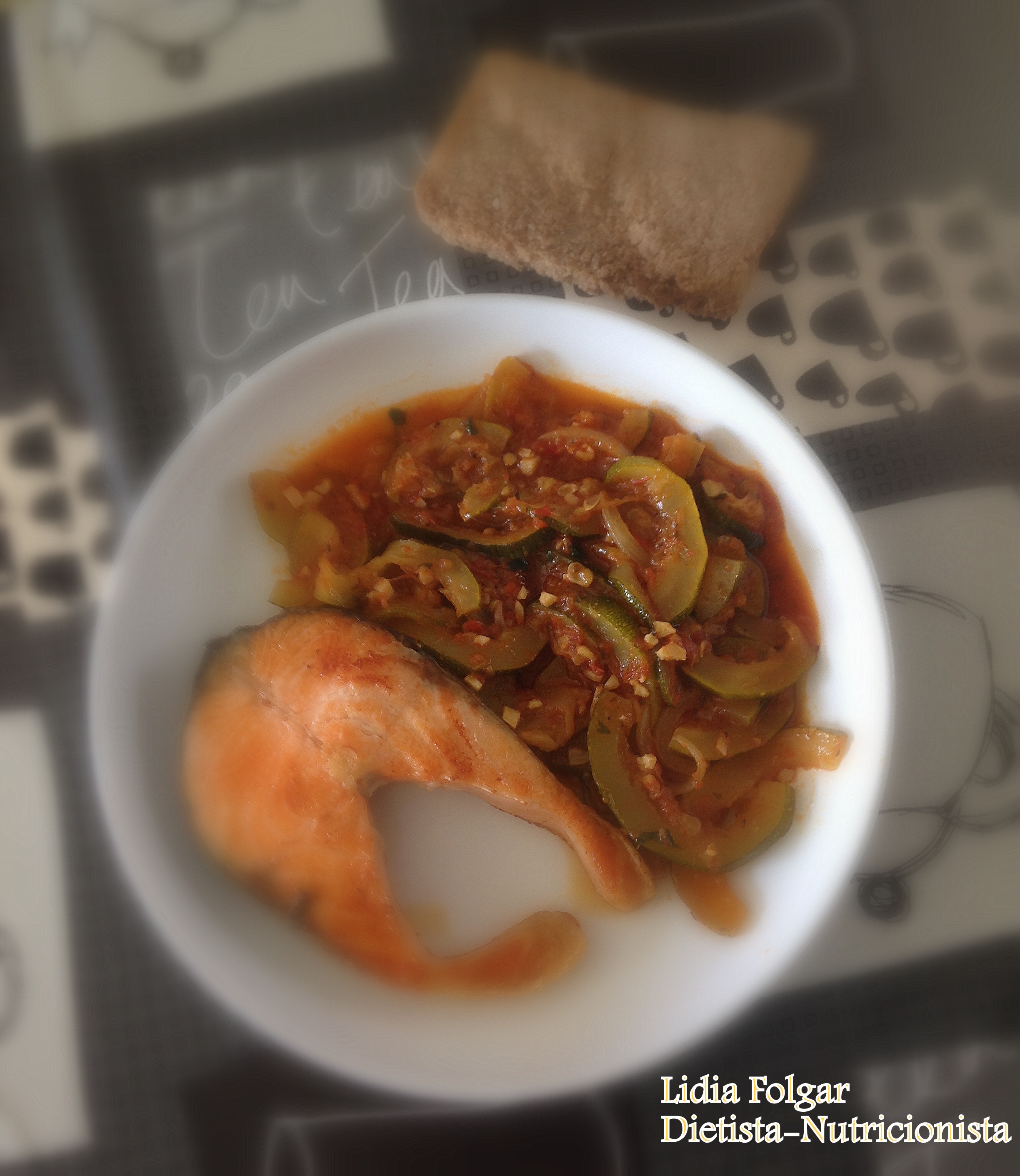 Calabacín con tomate y almendras y salmón